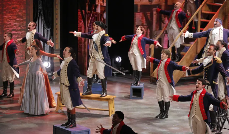 Lin-Manuel Miranda (keskel) ja «Hamilton» Tony auhinnagalal juunis 2016.