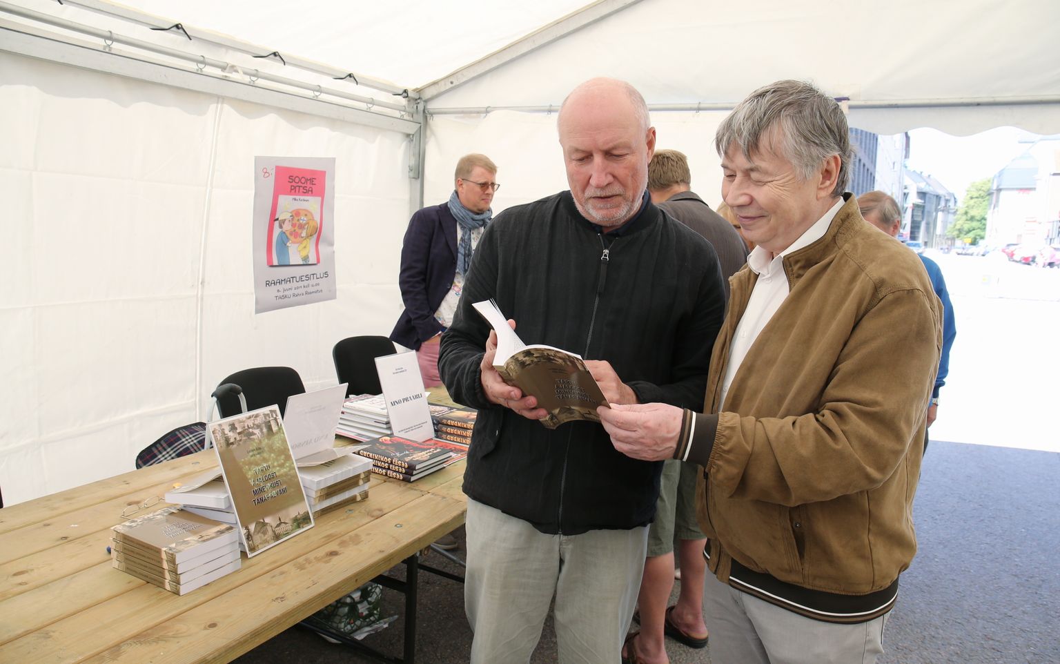 Uno (vasakult) ja Lembit Ainsoo lehitsevad oma raamatut.