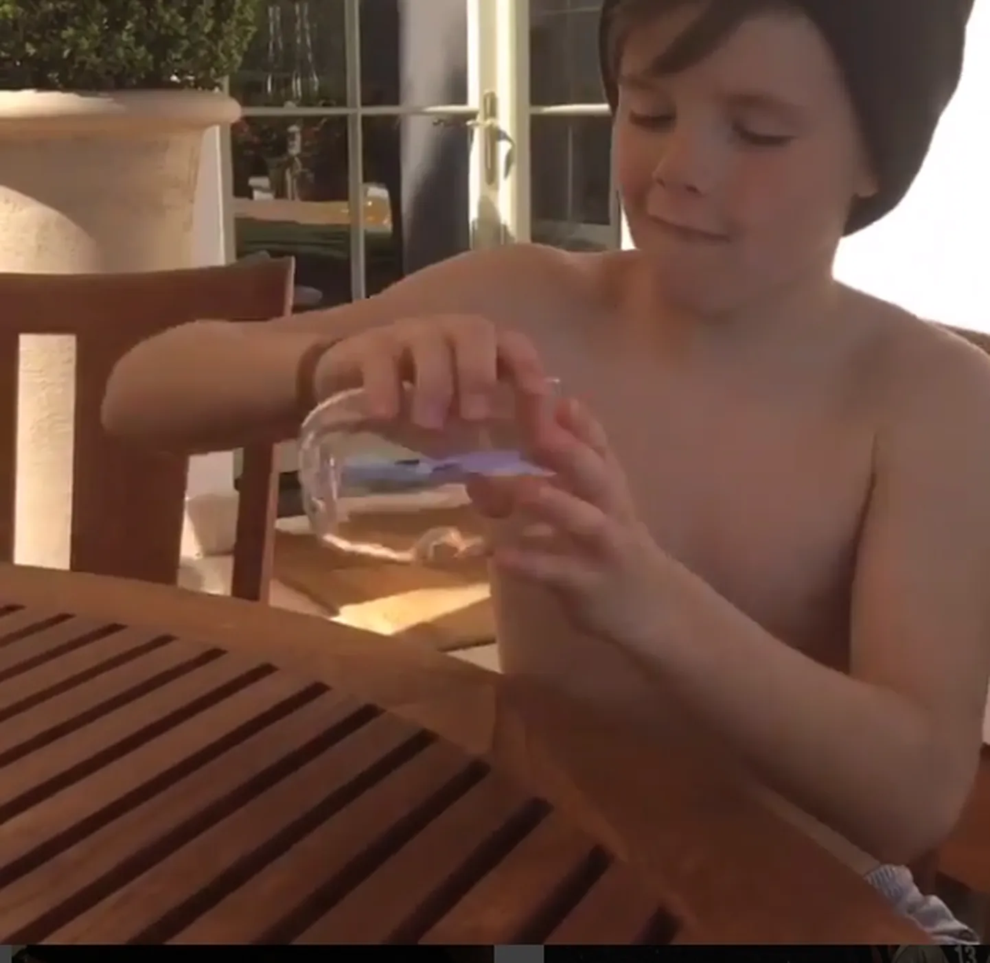 Cruz Beckham näitamas isale, David Beckhamile oma lauluoskusi