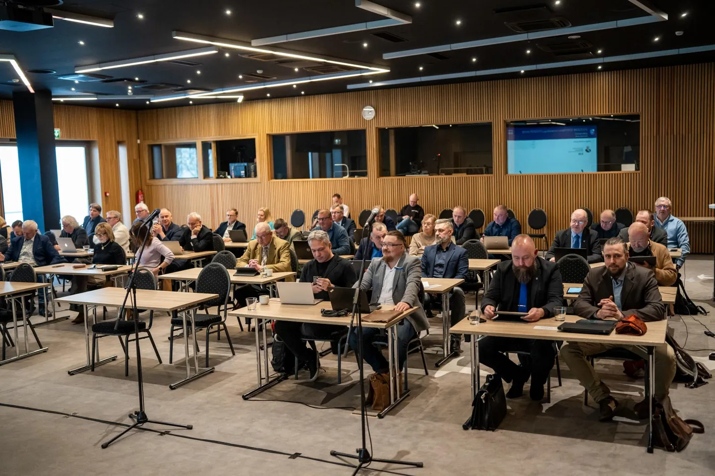 Viimasel Pärnu linnavolikogu istungil tegi revisjonikomisjoni tööst kokkuvõtte komisjoni esimees Siimo Lopsik Eesti Konservatiivsest Rahvaerakonnast.
