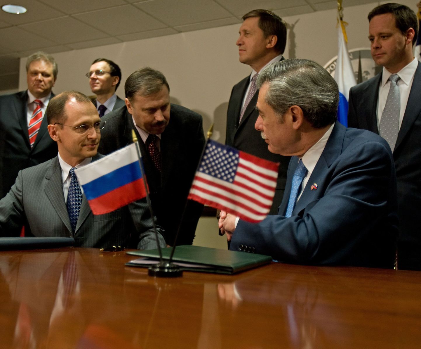 Rosatomi direktor Sergei Kirijenko (vasakul) ja USA kaubandussekretär Carlos M. Gutierrez veebruaris enne tuumaleppe sõlmimist.