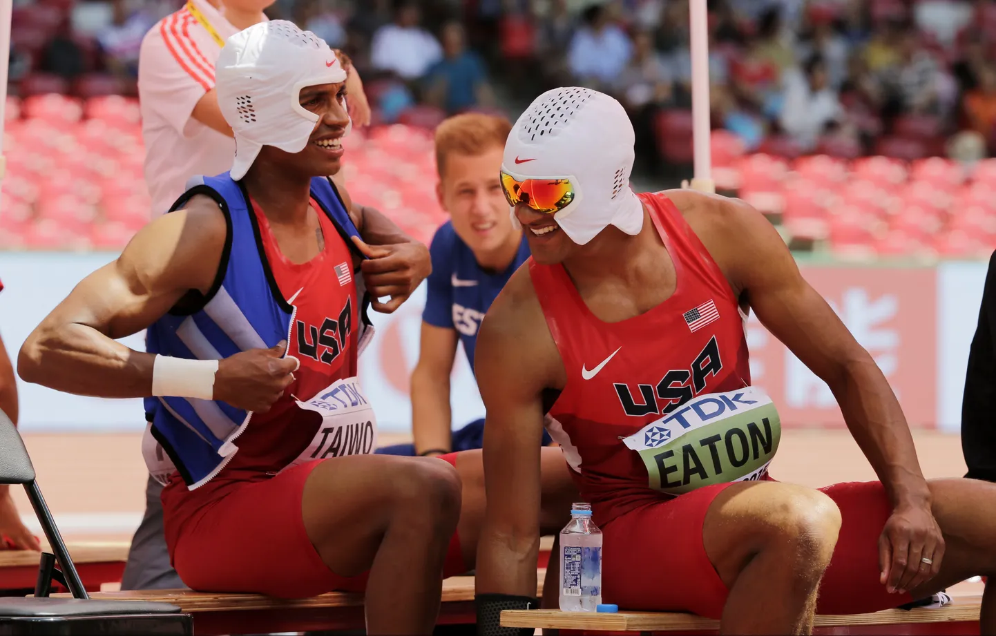 Ashton Eaton (paremal) ja Jeremy Taiwo jahutusmaskidega.