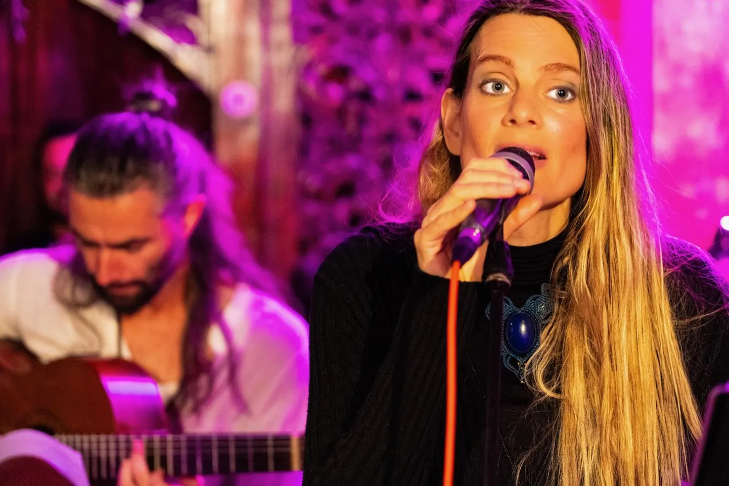 Nii reedel kui ka laupäeval annab kaunite flamenkokitarri helide saatel oma trioga kontserdi eestlanna Tiina Tomson, kes on Eestist sama kaua eemal olnud kui Viru Folgil eluiga.