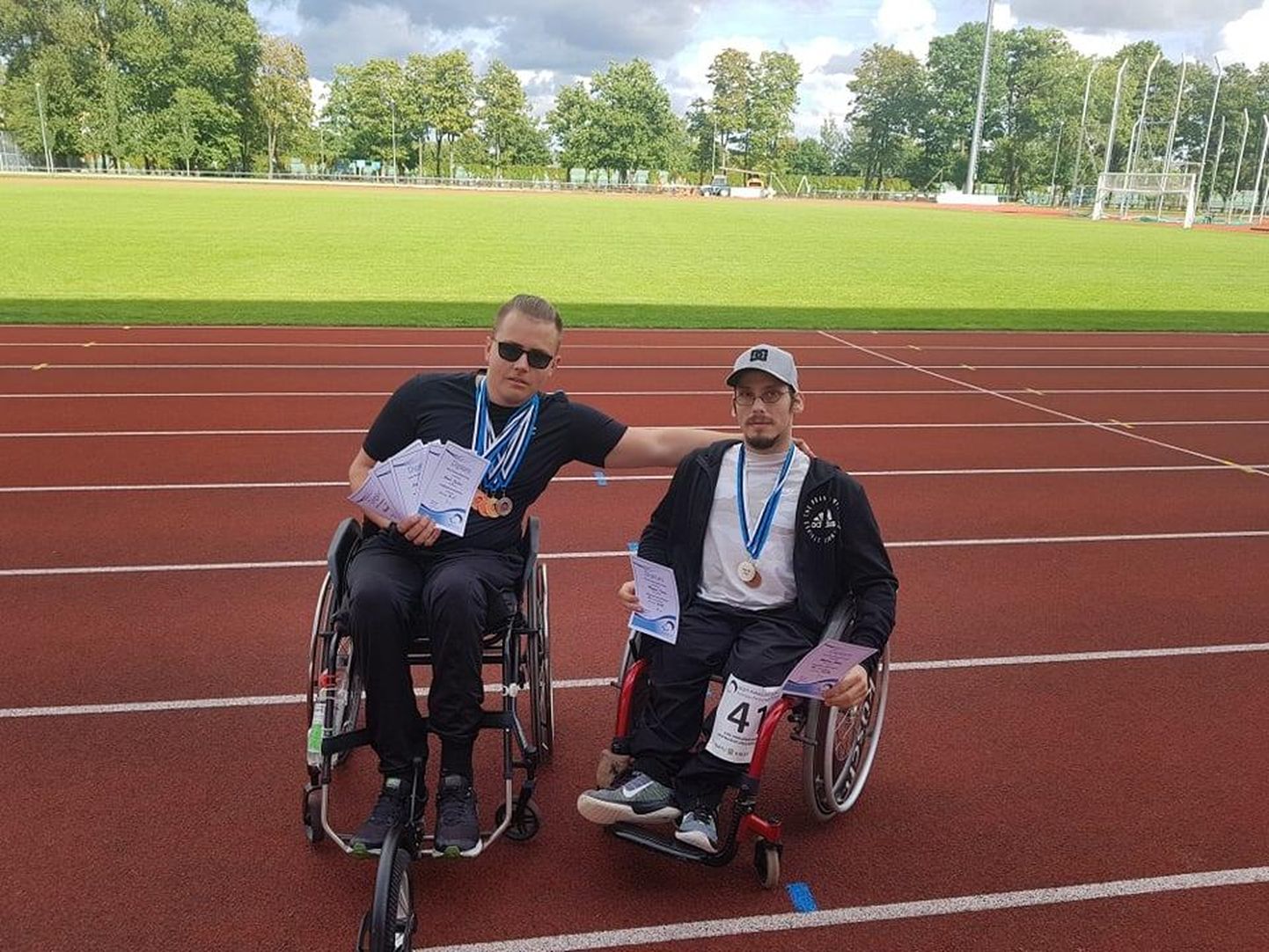 Eesti Paraolümpiakomitee kergejõustiku meistrivõistlustel osalesid edukalt pärnakad Karel Jürisoo (vasakul) ja Kaspar Vomm (paremal).