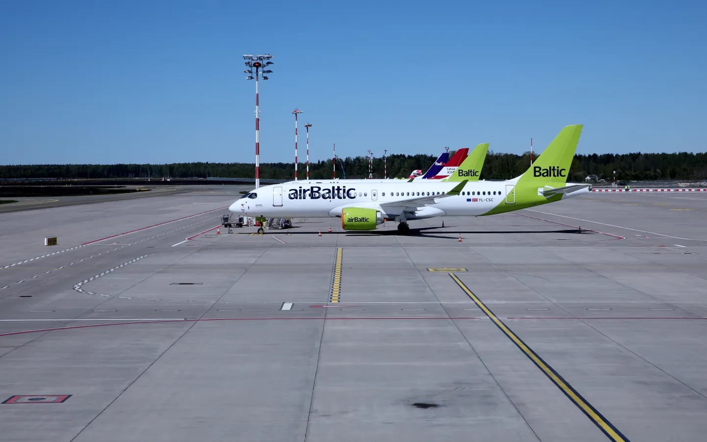 "airBaltic" lidmašīna.