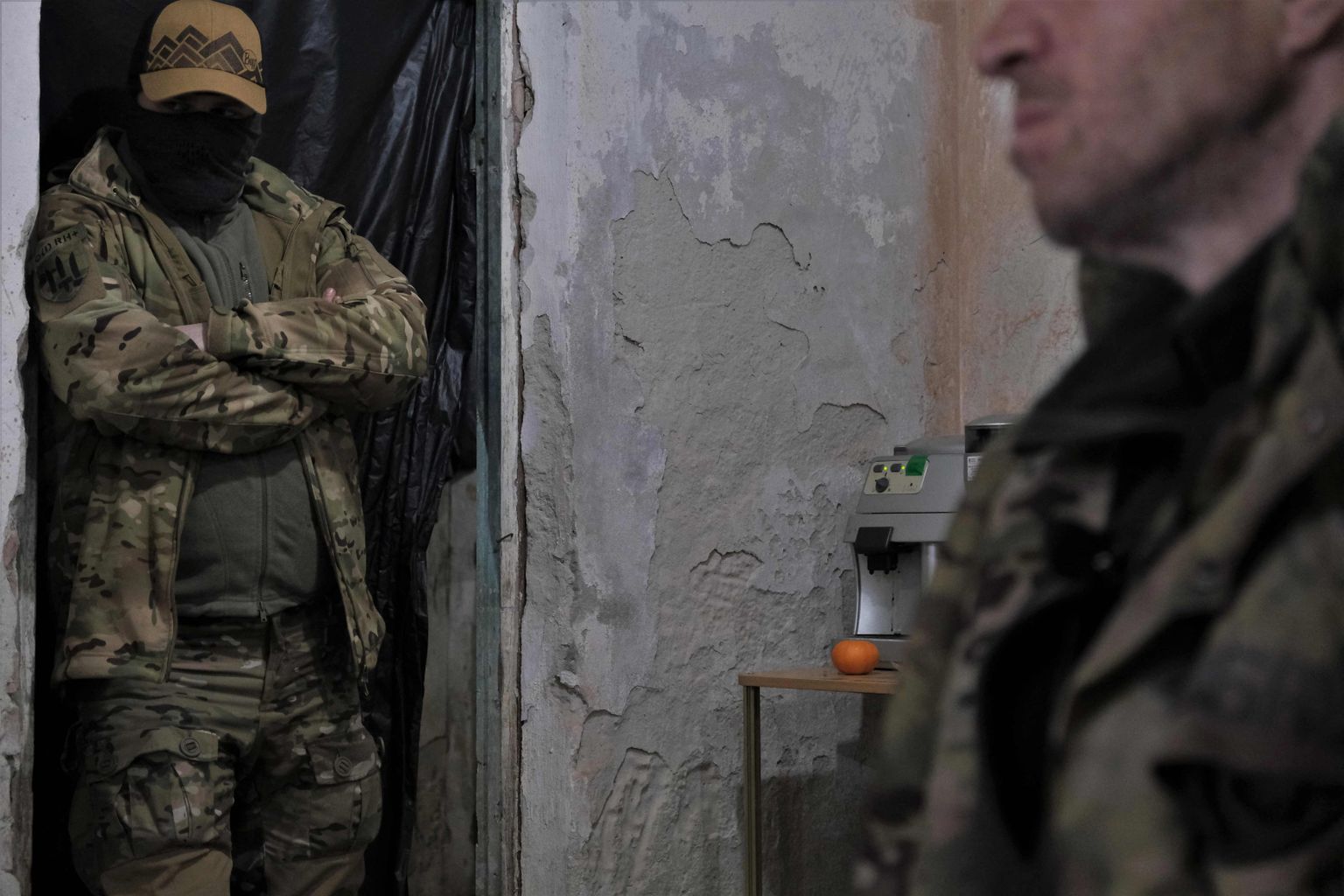 Pildil paremal on Vene eraarmee Wagner poolt vanglast värvatud võitleja. Kriminaalist Vene sõdur võeti ukrainlaste poolt vangi Bahmuti lähistel 12 märtsil. Seisab ukrainlasest valvur.