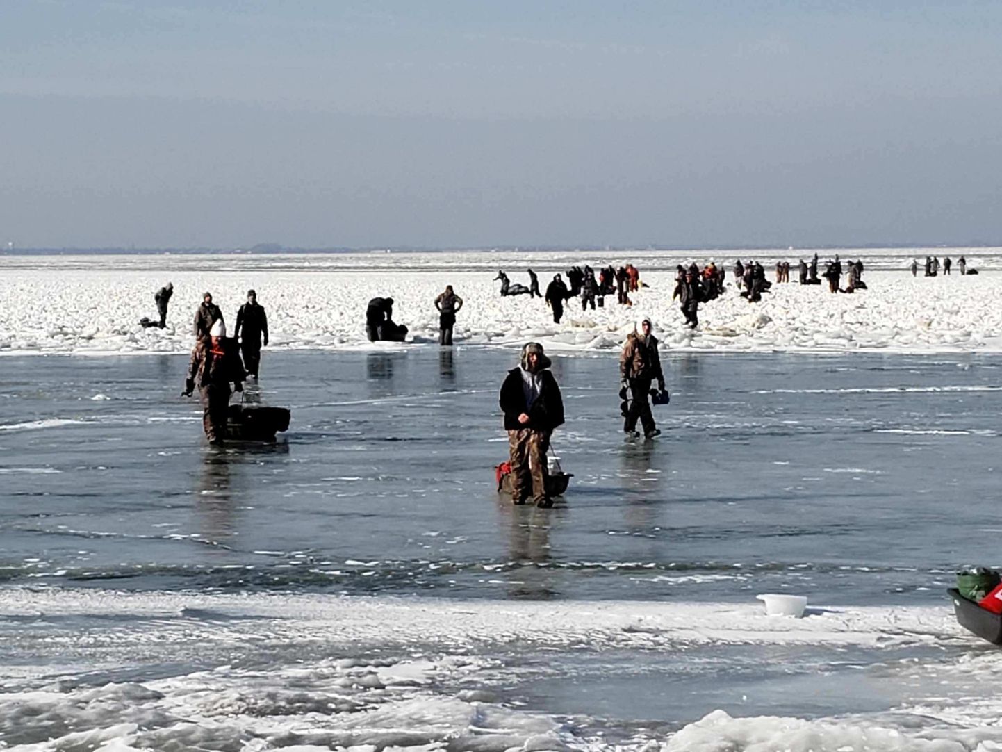 USA rannavalve ja Ohio päästeteenistus päästsid Erie järvel triivima läinud jääpangalt kümneid kalamehi, umbes sajal õnnestus omal jõul kaldale jõuda.