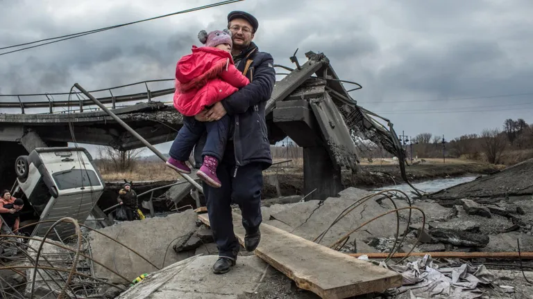 Украинцы у разрушенного моста в Ирпени 6 марта 2022 года.