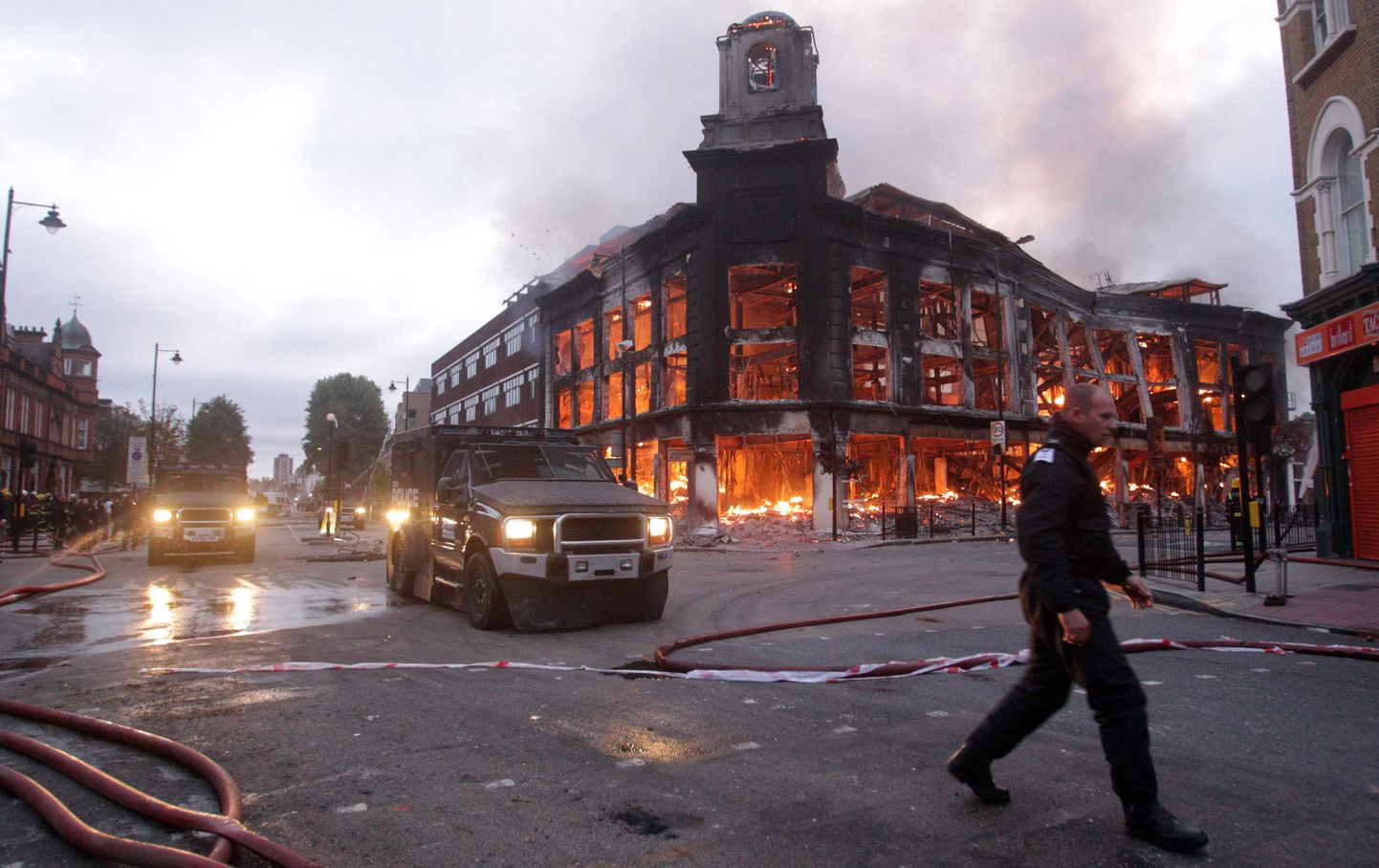 В Тоттенхеме во время беспорядков поджигали здания.