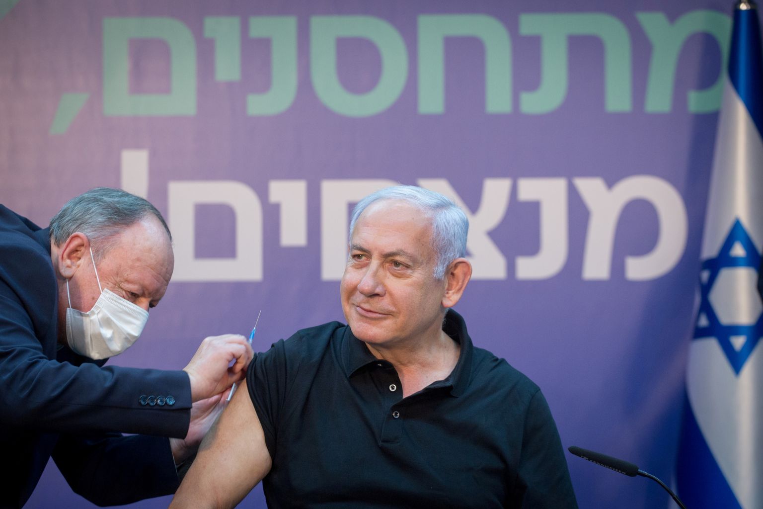Iisraeli peaminister Benjamin Netanyahu koroonavaktsiini süsti saamas