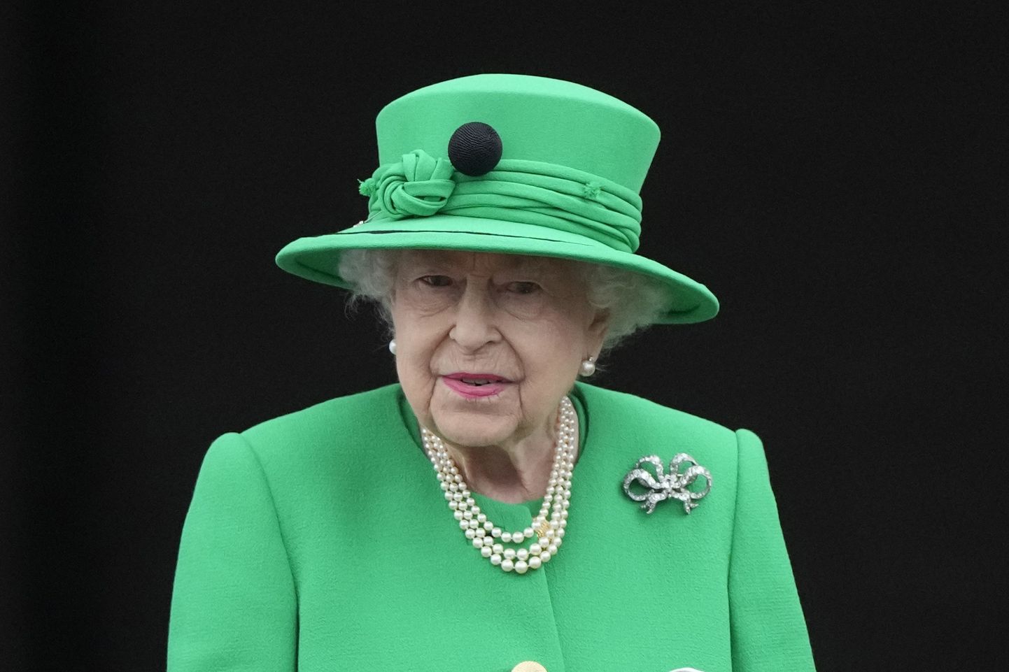 Kuninganna Elizabeth II rõõmustas jumaldavaid fänne, astudes juubelipidustuste lõpuks neid tervitama