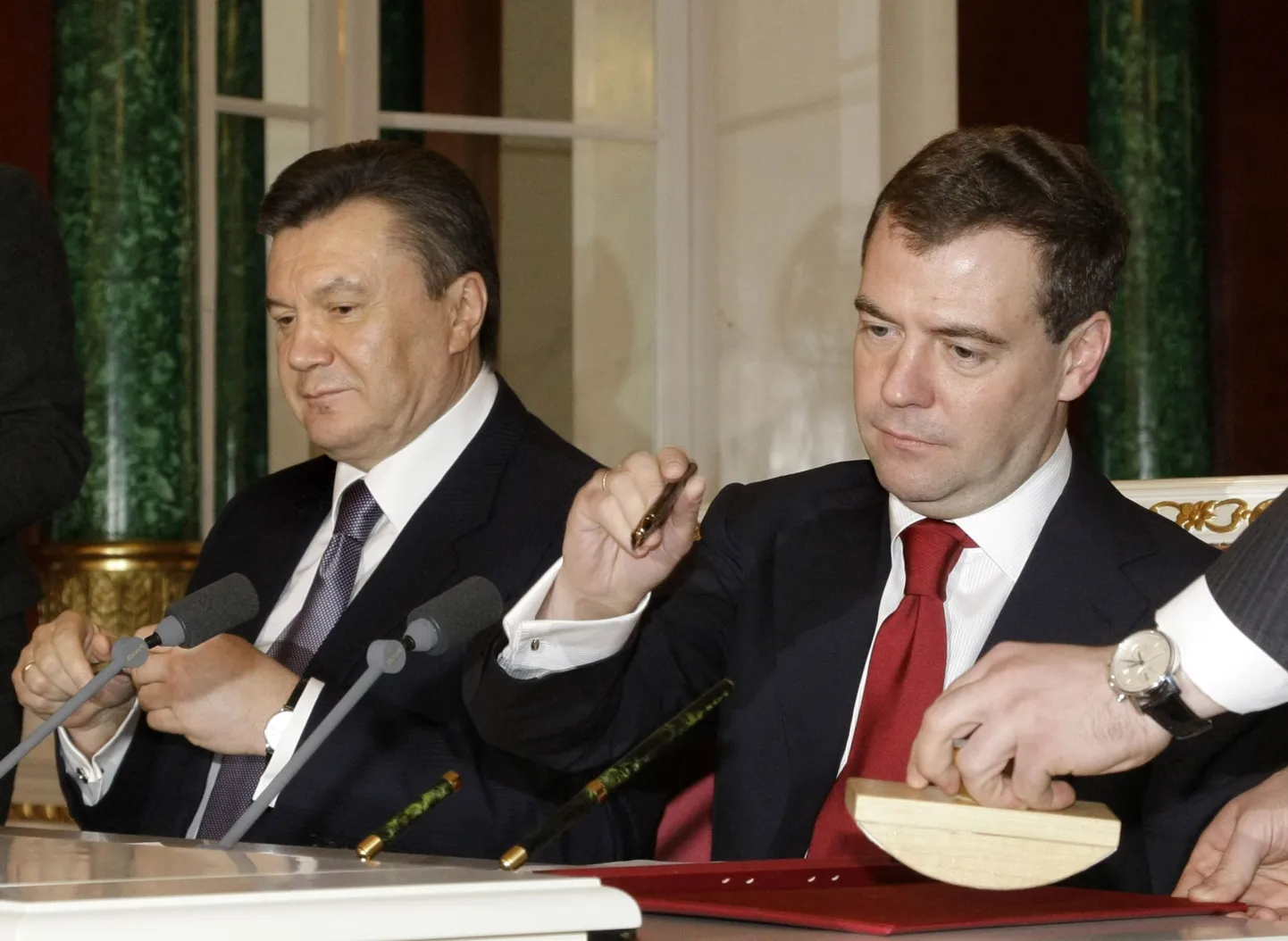 Dmitri Medvedev (paremal) ja Viktor Janukovitš täna Kremlis.