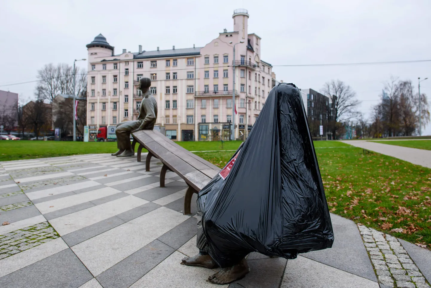 Protestiks kinni kaetud skulptuur Riias.