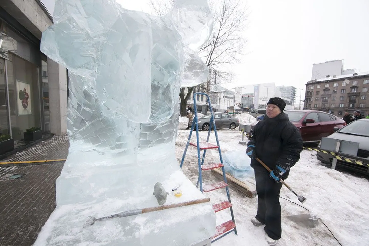 Viiest tonnist jääst reedeks valmivad skulptuurid kujutavad pulli ja karu, kelle meisterdamise võtsid vastavalt ette skulptorid Tiiu Kirsipuu (tumedas jopes) ja Aime Kuulbusch