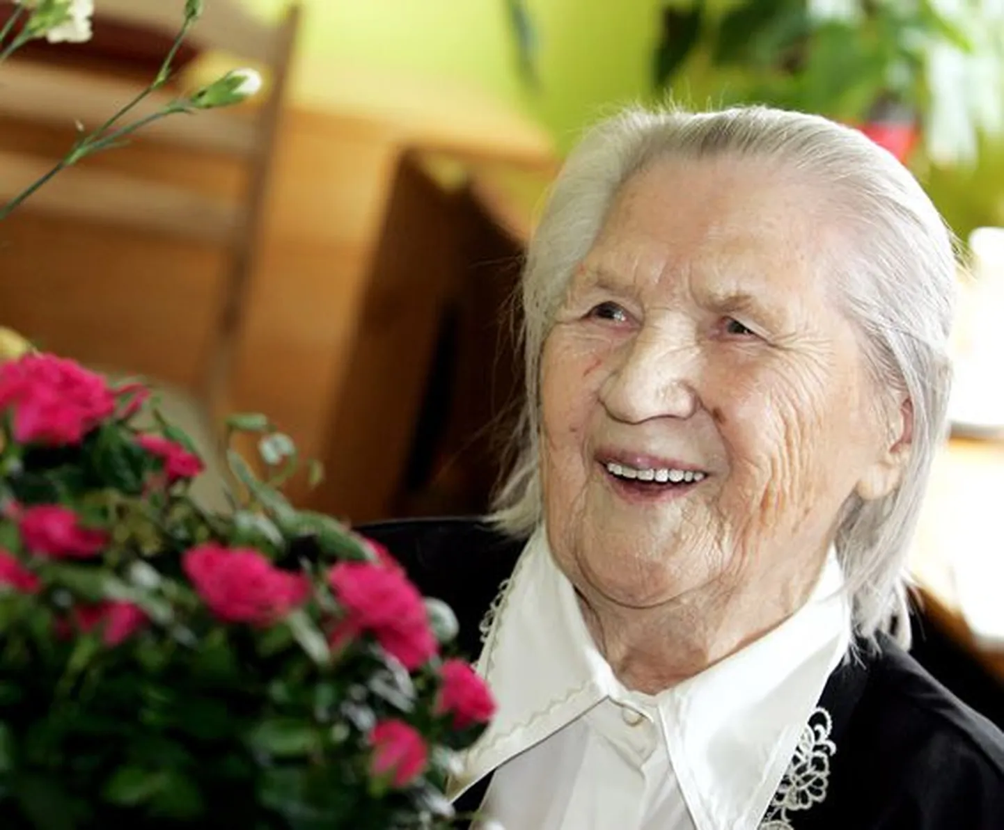 Kõrgest east hoolimata tunneb Elfriede-Helene Kukk huvi ühiskonnas toimuva vastu.