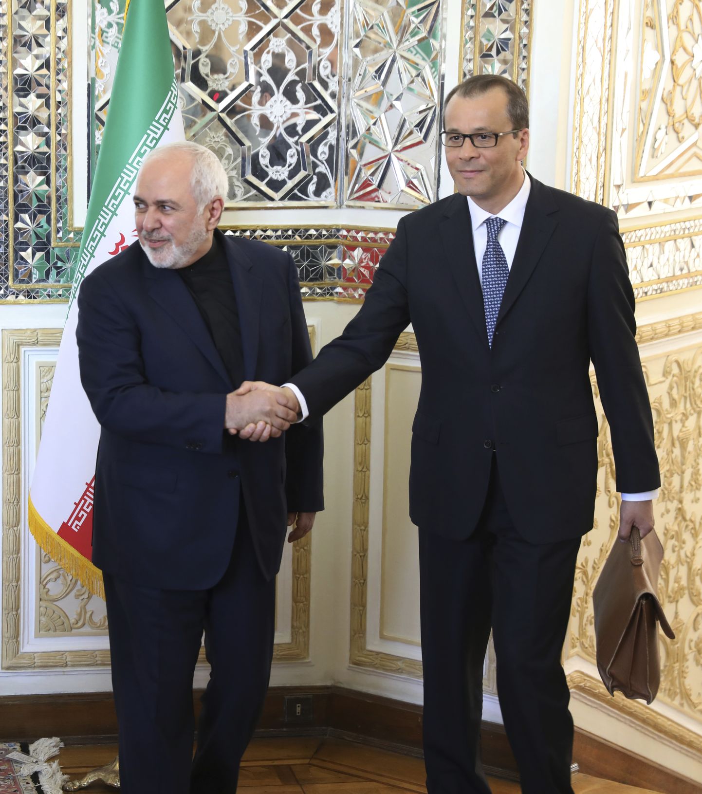 Iraani välisminister Mohammad Javad Zarif ja Rahvusvahelise Aatomienergiaagentuuri (IAEA) peadirektori kohusetäitja Cornel Feruta pühapäeval Teheranis.