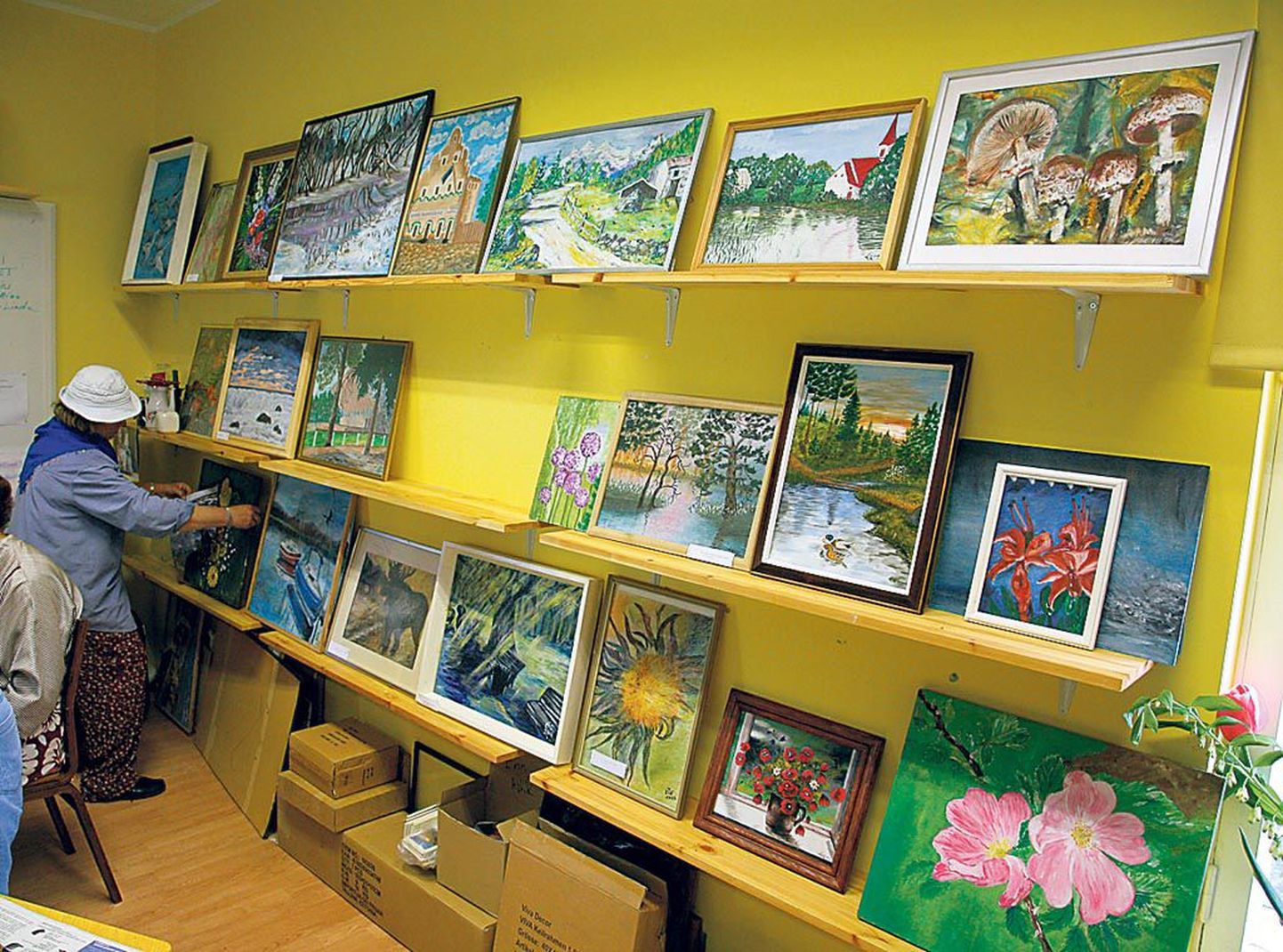 Kunstiringi tuba ilmestavad kohalike maalijate tööd.