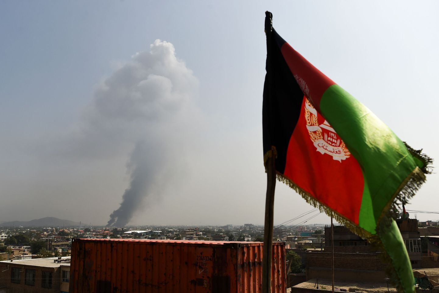 Suits tõusmas Kabulis 3. septembril kohast, kus Taliban suure lõhkekeha plahvatama pani.