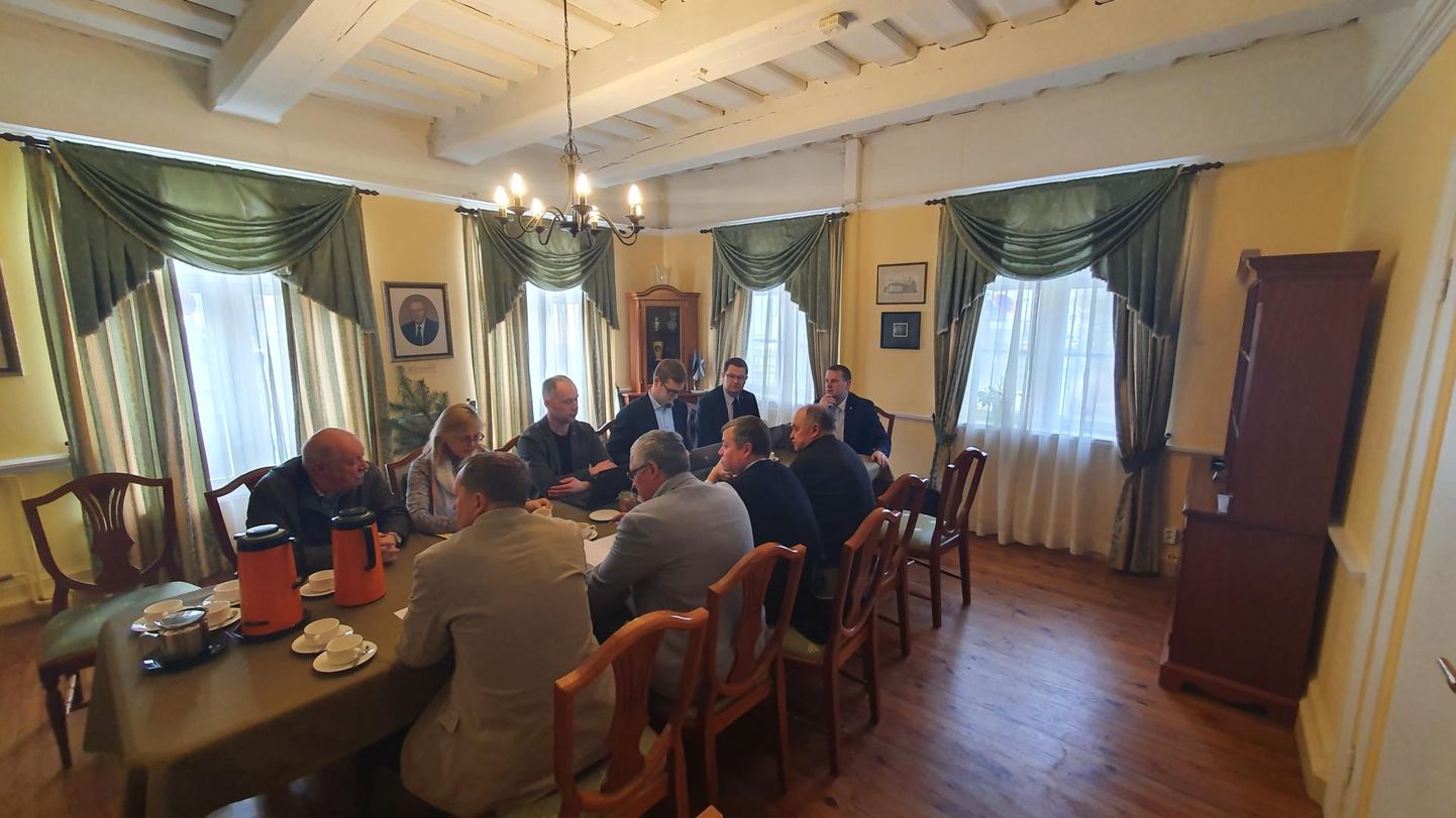 Valimisliidu Pärnu Ühendab, Keskerakonna ja EKRE esindajate koalitsioonikõnelused algasid eile Pärnu linnakodaniku majas.