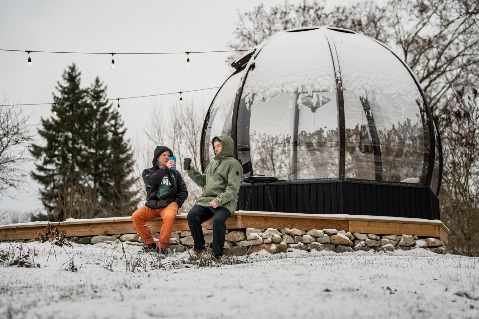 Tänavuseks aasta tooteks valiti rahvahääletusel
Varmo Juurika ja Rasmus Paimre kätetööna valminud kuppelmaja
Domelor, kus saab mõnusalt aega veeta olenemata ilmast.
