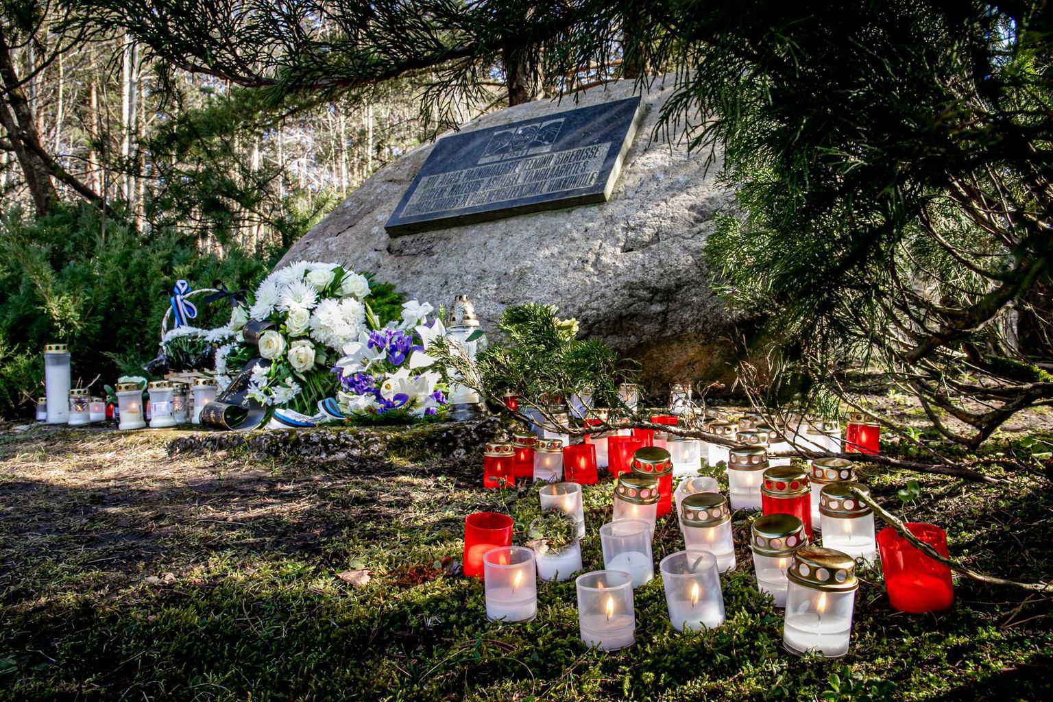 Pärnus mälestatakse märtsiküüditamise ohvreid Leinapargis. 