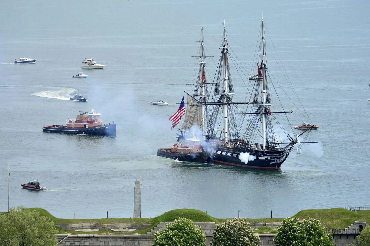 USA mereväe laev USS Constitution lasi kahuritest aupauke Bostoni sadama ees 2021. aasta maikuus.