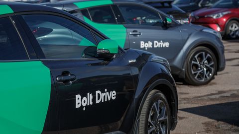 FOTO ⟩ «Korralik sotsiopaatiline ettevõte ikka!» Bolt Drive'i klient pidi mõranenud peegliklaasi eest välja käima üle 300 euro