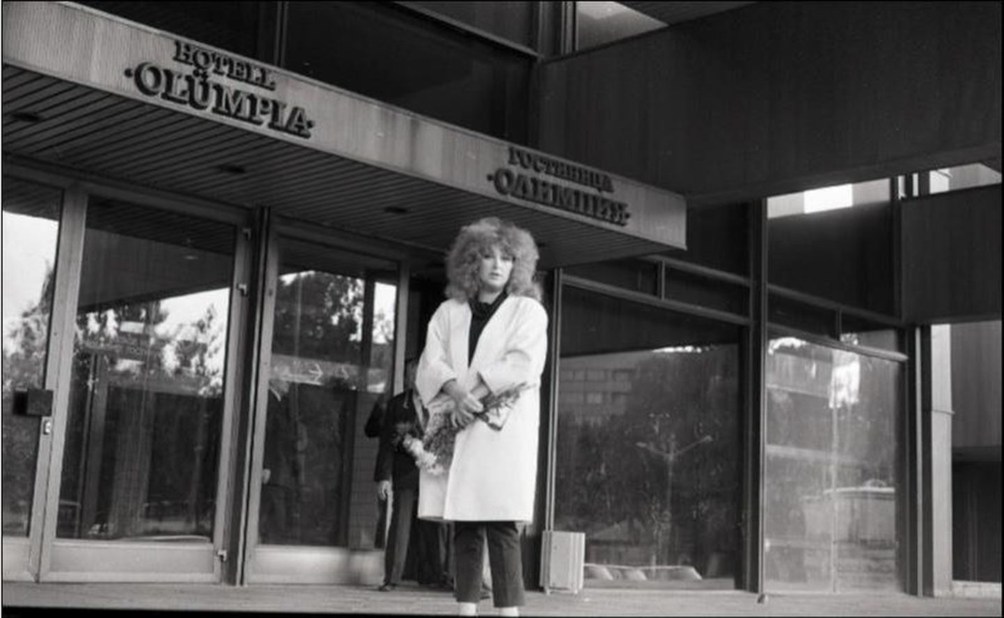 Певица Алла Пугачева у входа в гостиницу Olümpia в 1985 году