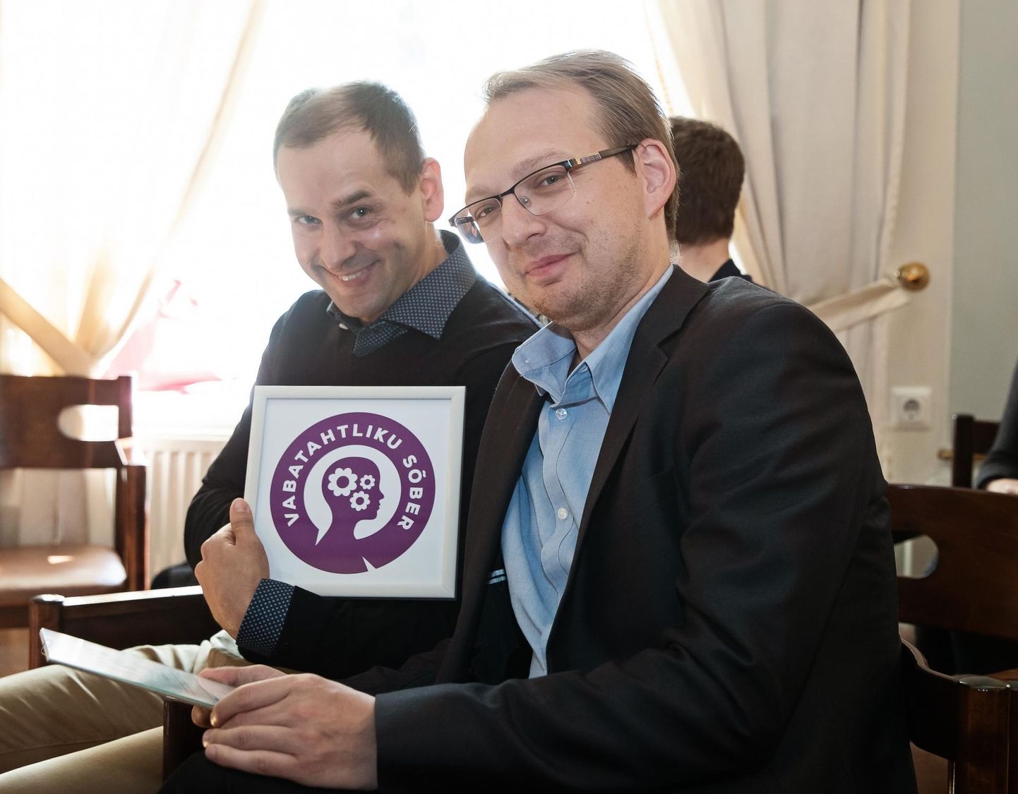 2019. aastal pälvis PÖFF vabatahtliku sõbra märgi, mille võtsid vastu toonane vabatahtlike koordinaator Jaan Ulst (vasakul) ja PÖFF-i tegevjuht Mikk Granström.