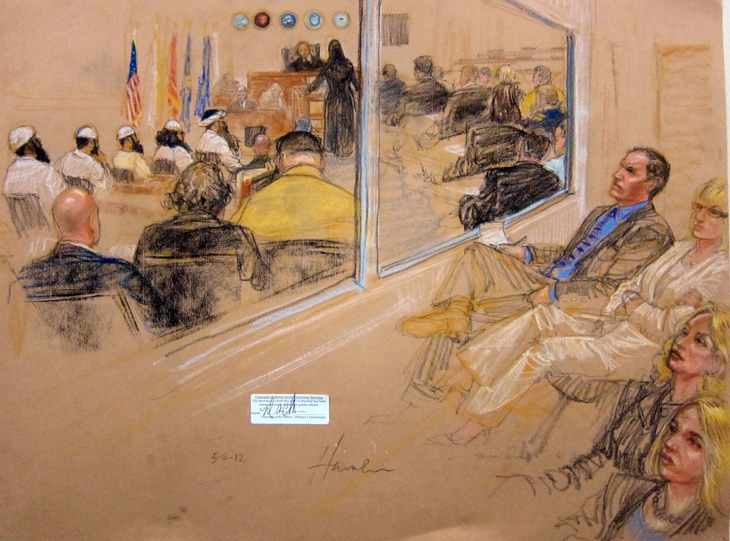 Kunstniku joonistus kohtusaalist. Terrorirünnakutes kahtlustatavad mehed on vasakul valgetes riietes.