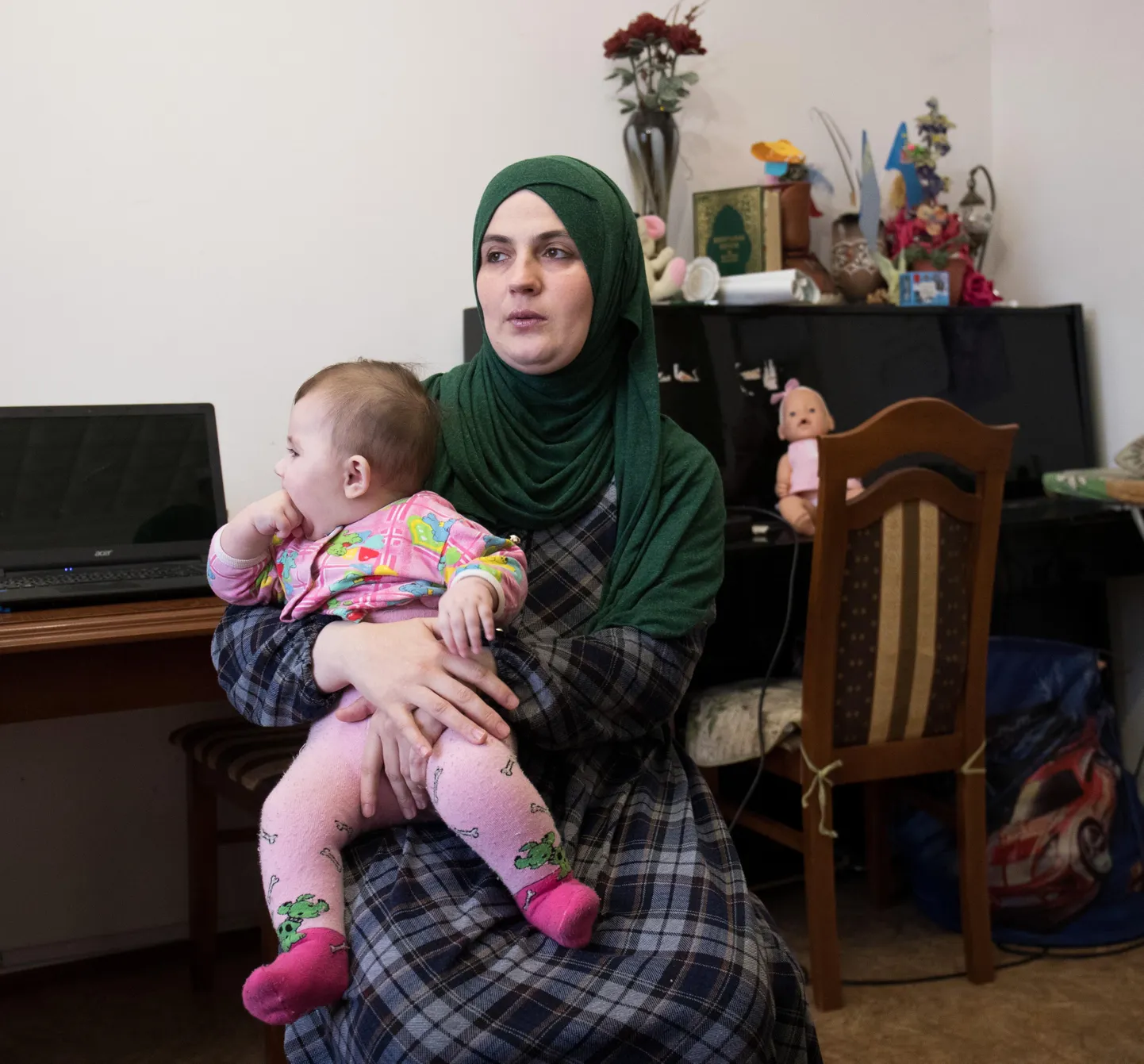 Bahtšisarai elanik Mumine Salijeva oma noorima lapse Sofijag. Tema mehe vahistas FSB oktoobris süüdistatuna terrorismis.