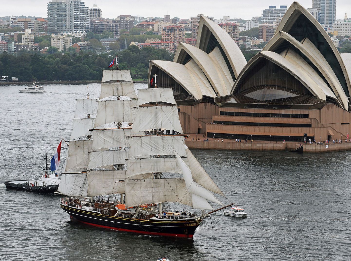 Sydney sadamasse saabus täna kolmemastine Hollandi purjelaev, mis kordab Charles Darwini kuulsat reisi.