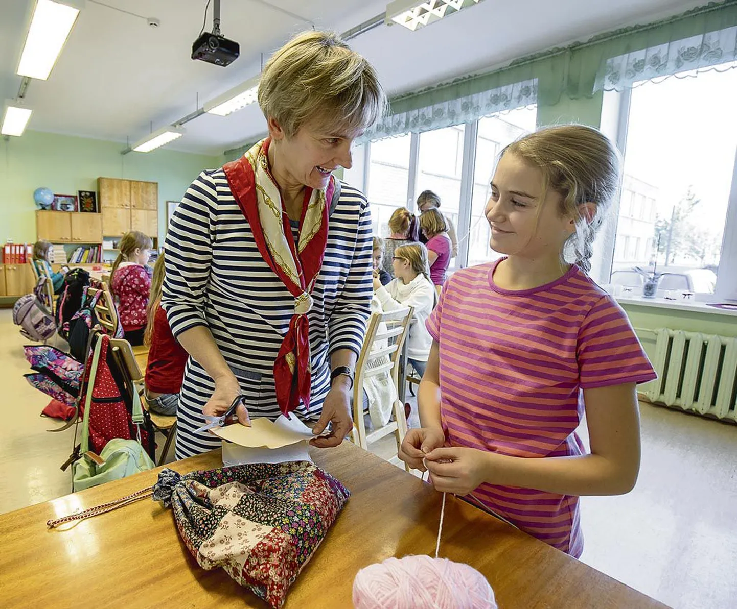 Vändra gümnaasiumi minifirmade juhendaja õpetaja Silja Enok valmistus koos õpilastega kooli jõululaadaks.