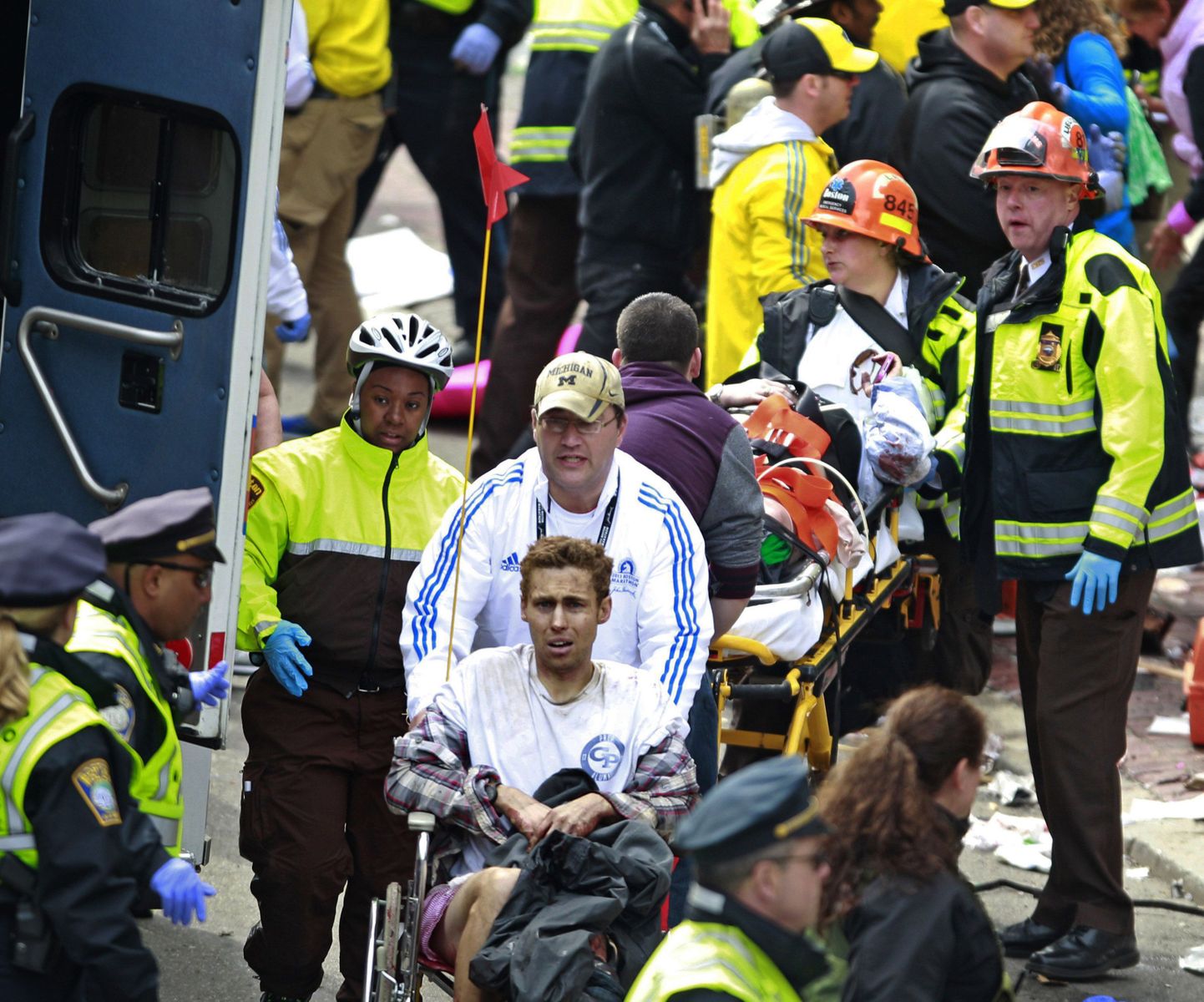 meditsiinitöötajad abistamas Bostoni maratoni pommiplahvatustes kannatanuid