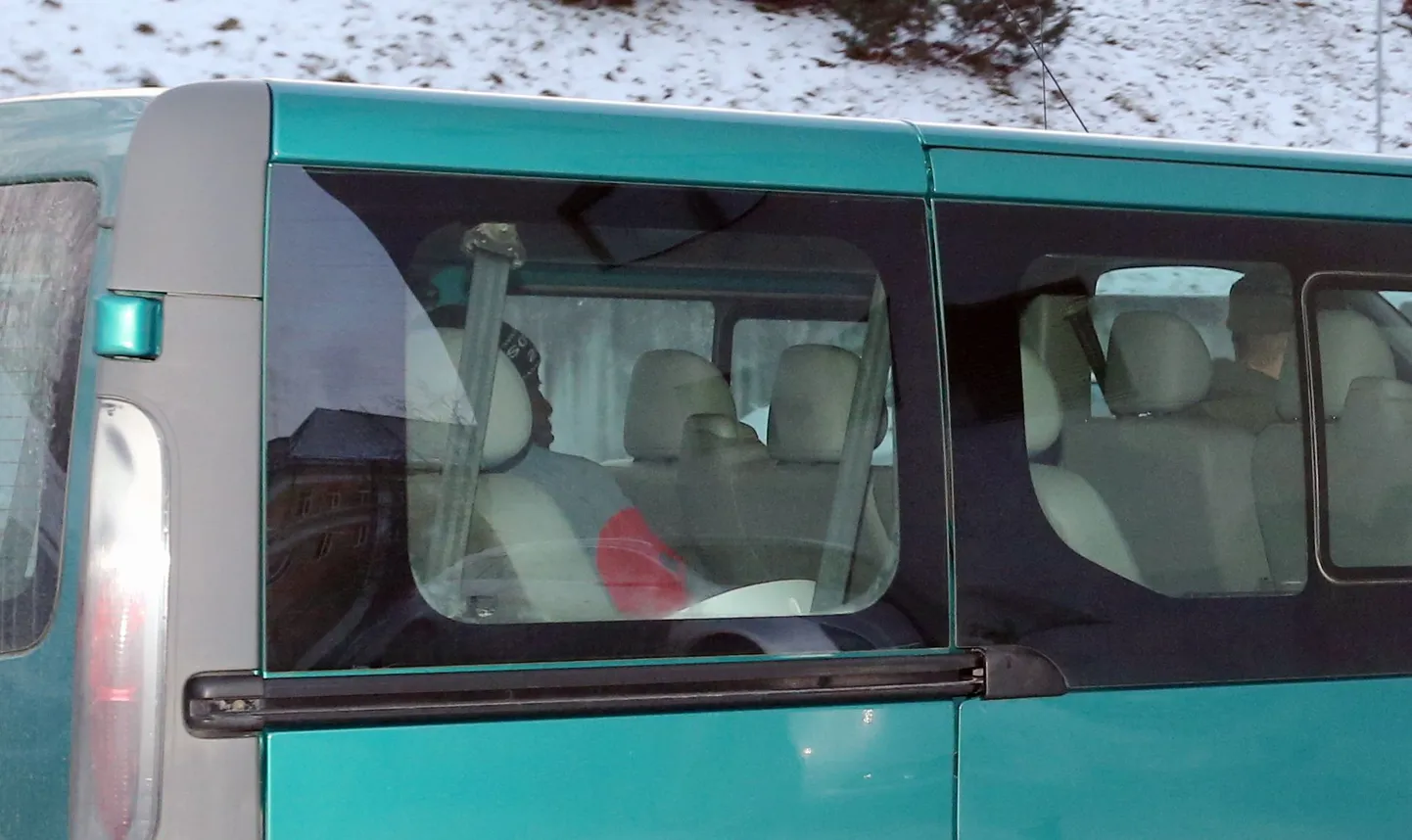 Venemaalt saabunud sudaanlased transporditi Tartu kohtumajja, kus otsustati nende edasise saatuse üle.