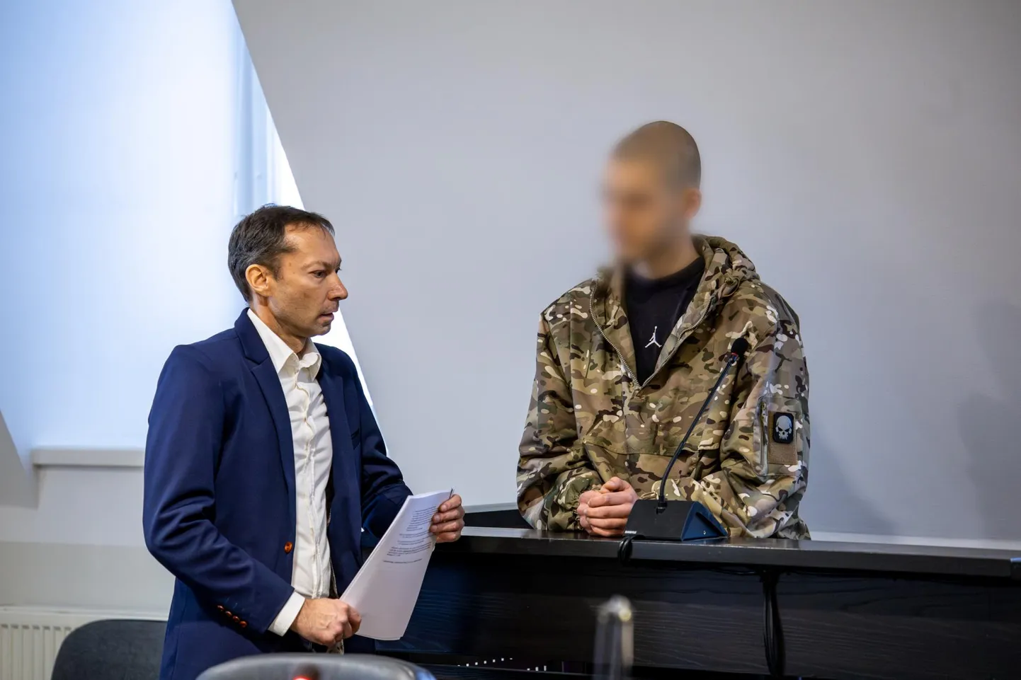 Vandeadvokaat Toomas Metsma oma alaealise kaitsealusega 12. detsembri eelistungil.