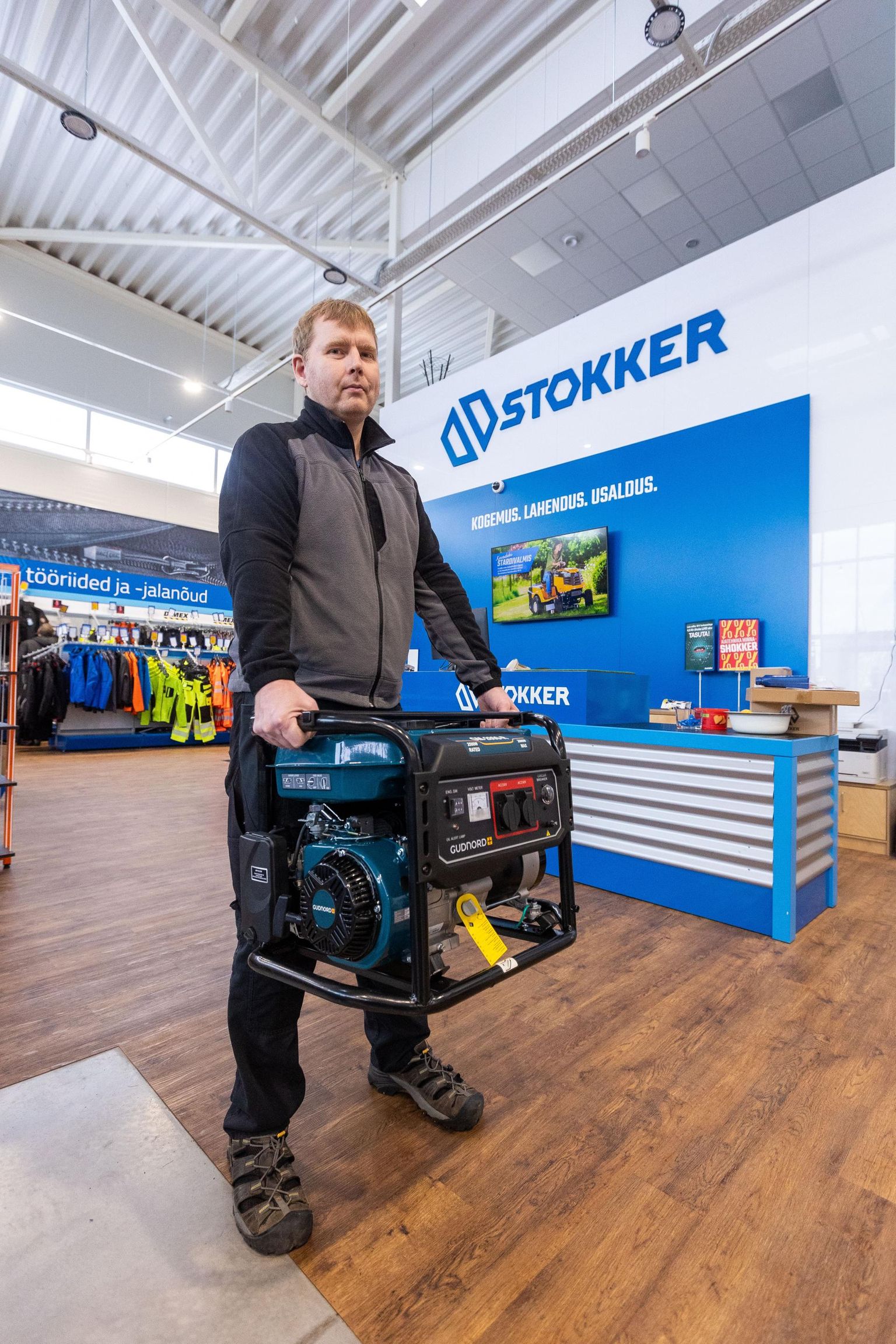 Paide Stokkeri müügikonsultandi Kaido Koitla käes on üks ostetavamaid elektrigeneraatori mudeleid võimsusega 2,5 kW.