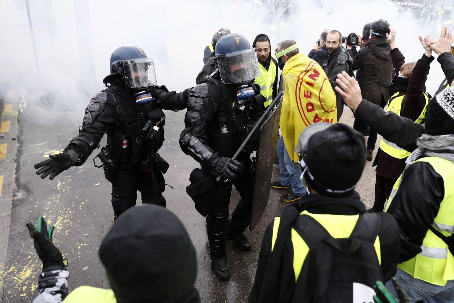 Столкновения в Париже.
