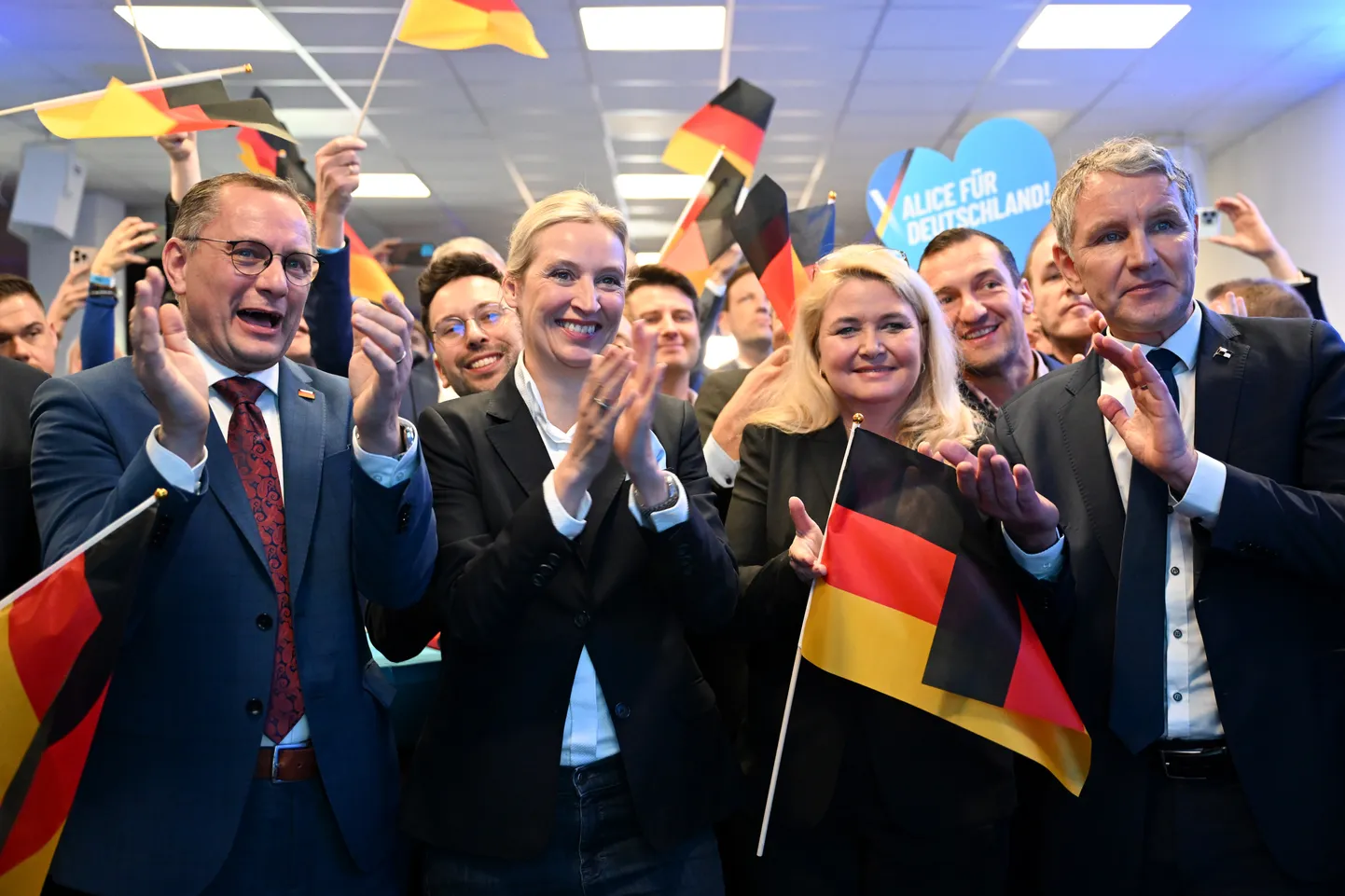 Parempopulistliku partei Alternatiiv Saksamaale (AfD) juht ja kantslerikandidaat Alice Weidel ning parteijuht Tino Chrupalla tähistamas lävepakuküsitluste avaldamise hetkel partei peakorteris valimispeol 23. veebruaril 2025. aastal.