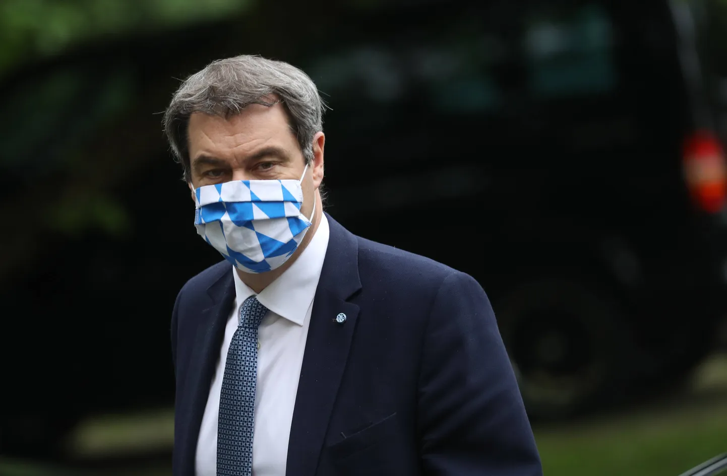 Baierimaa juht Markus Söder seab enda sõnul alati esile koduliidumaa. Koroonaviiruse pandeemia ajal on isegi tema näomask Baierimaa lipuvärvides.