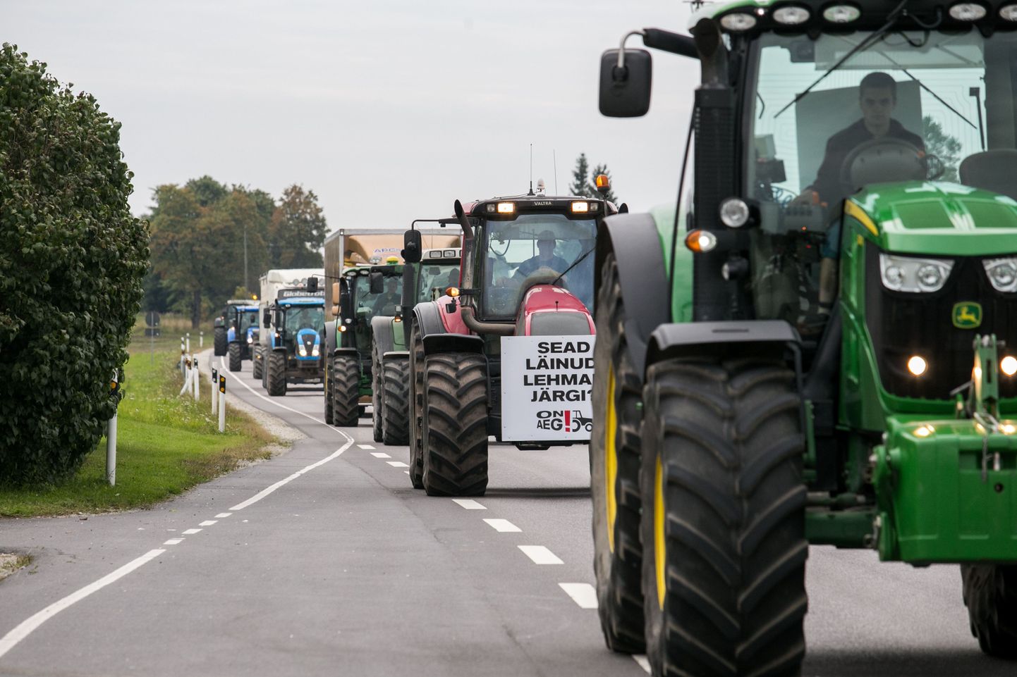 Põllumeeste traktorite paraad.