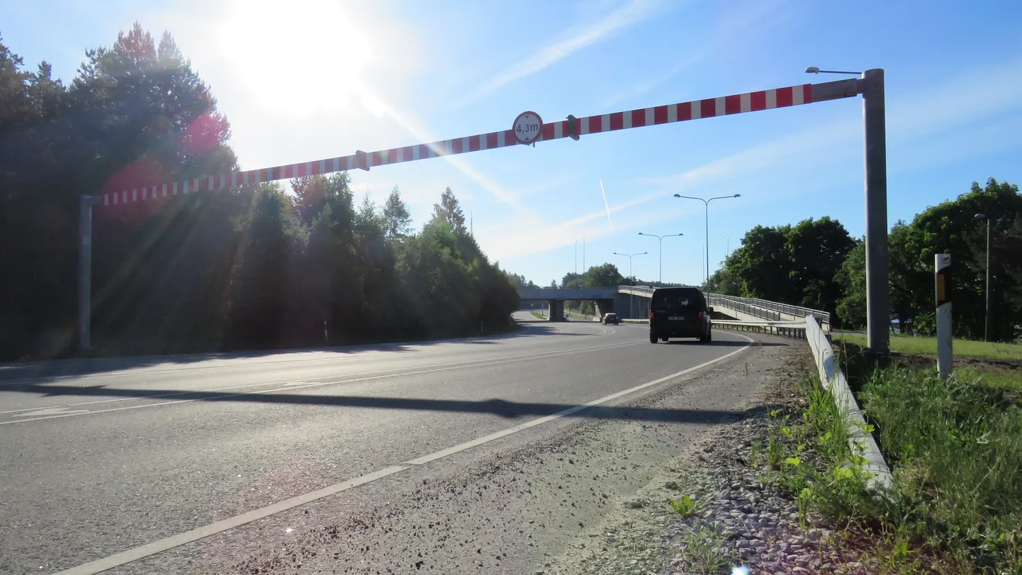 Papiniidu silla juures ootavad veoautosid kõrguspiirded.