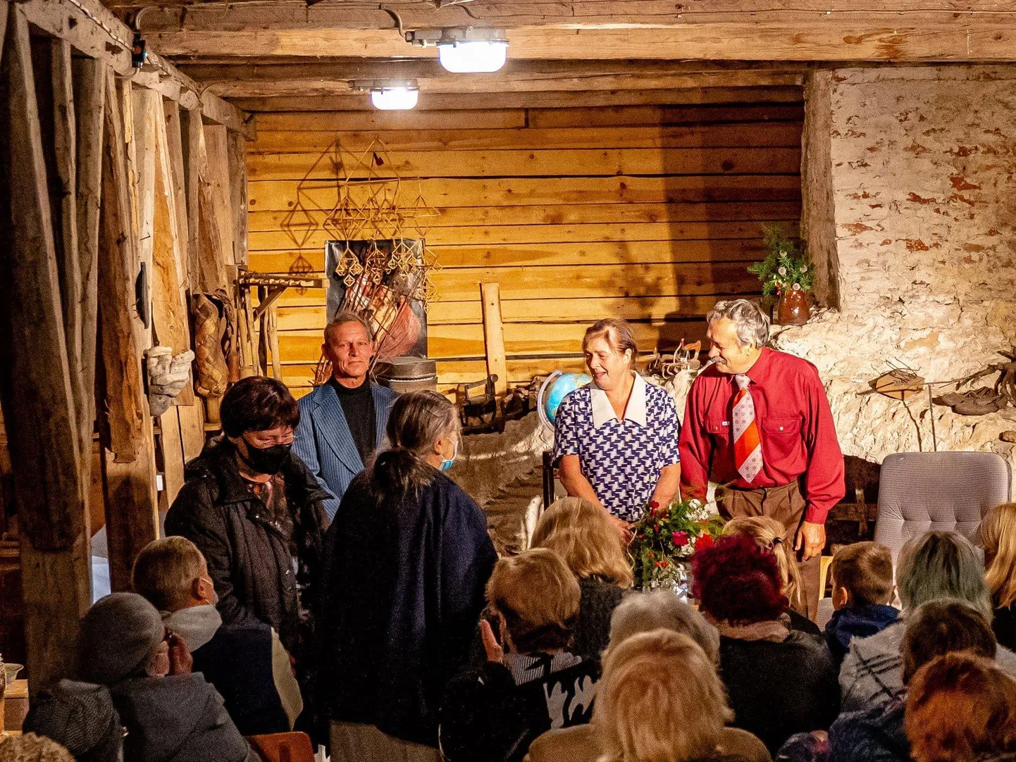 Aravete külamuuseumi väisanud muuseumiteelised said tunamullu osa muuhulgas Alburahva teatri etendusest «Õnnesoovid».