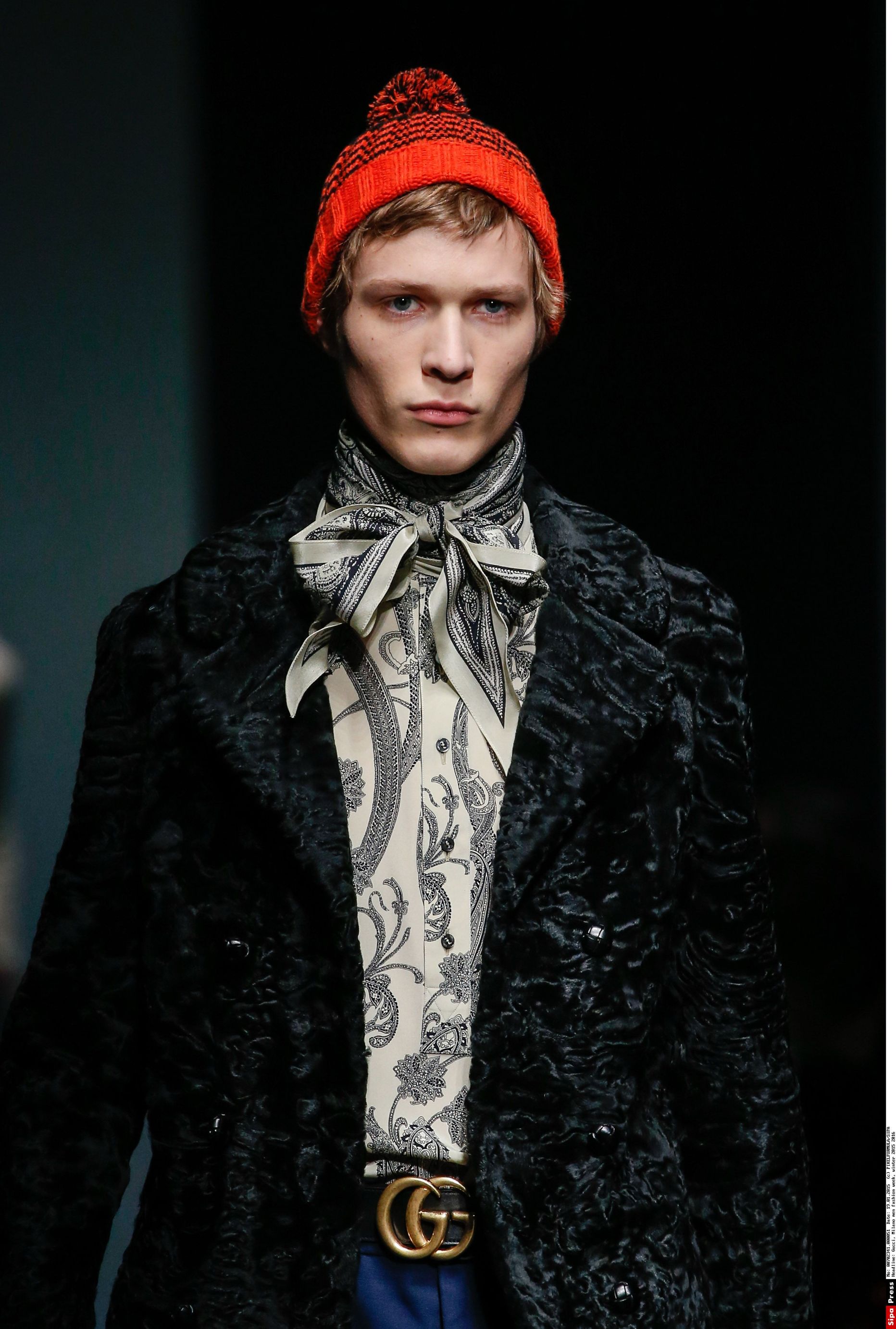 Modell kandmas Gucci loomingut  meeste 2015/2016 talvehooaja moeshow´l Milanos