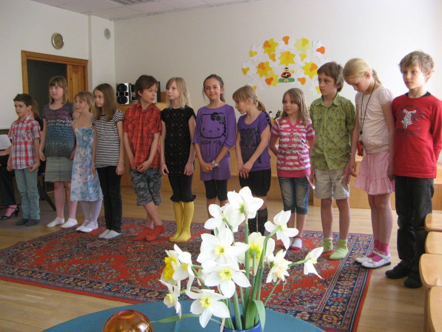 Pärnu Kesklinna lasteaia sünnipäevapeol käisid esinemas Kuninga tänava põhikooli lapsed.