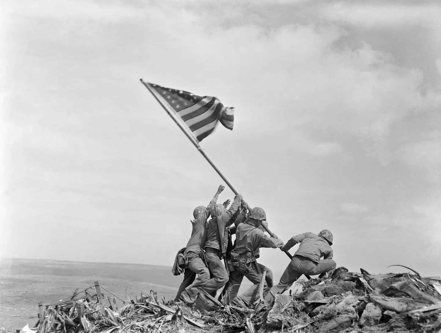 USA merejalaväelased heiskamas Ühendriikide lippu Suribachi mäel Iwo Jima saarel 23. veebruaril 1945.