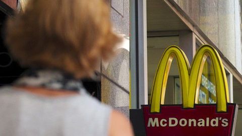 Тысячи человек эвакуировали из торгового центра из-за подгоревшей еды в «McDonalds»