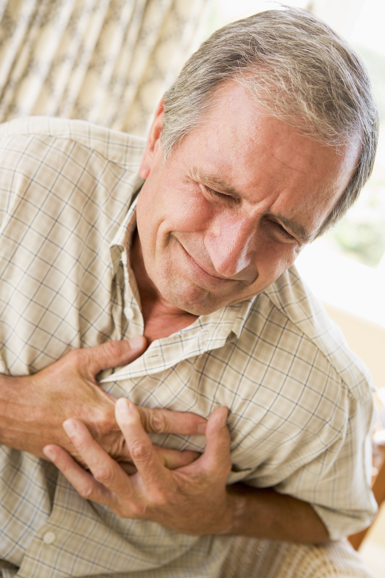 Infarkti iseloomustab valu rinnus, millega kaasneb surve ja pigistustunne.