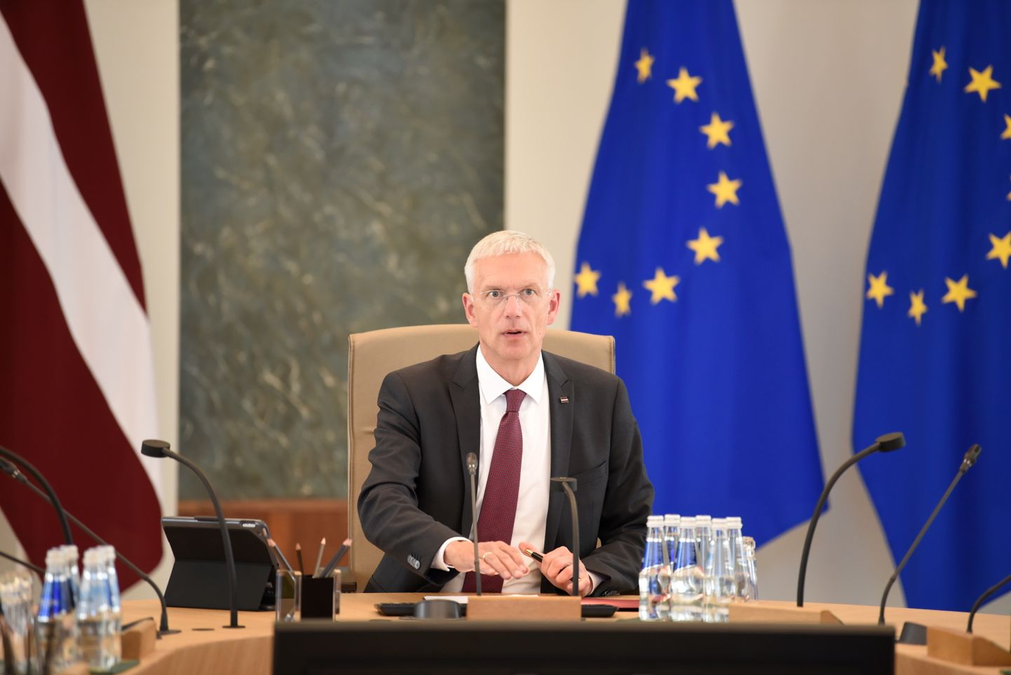Ministru prezidents Krišjānis Kariņš piedalās Ministru kabineta ārkārtas sēdē.