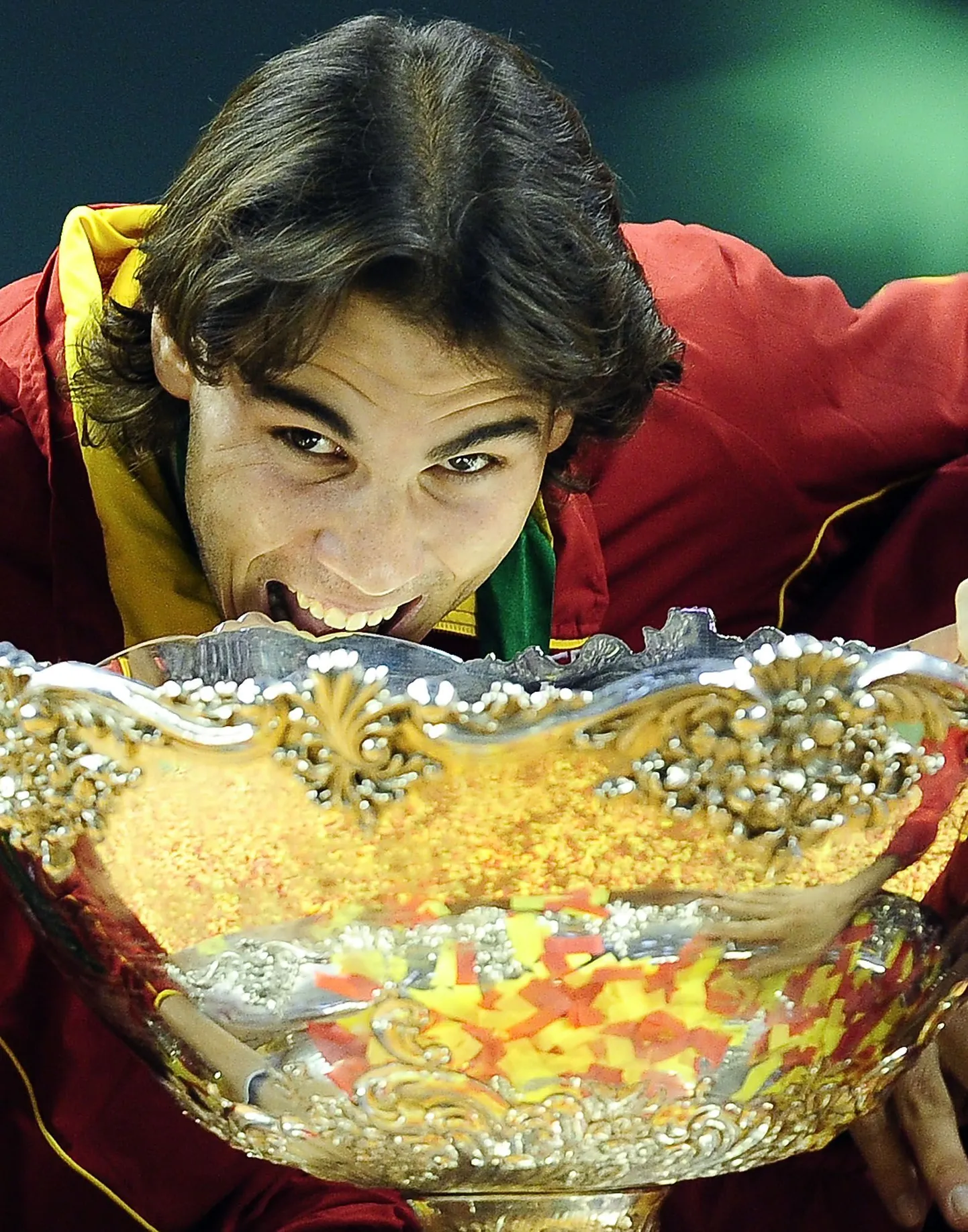 Rafael Nadal võidukarikaga.